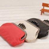 Bolsa de Mão com Anéis de Caveiras