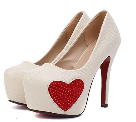 Sapato Scarpin Fechado com Coração