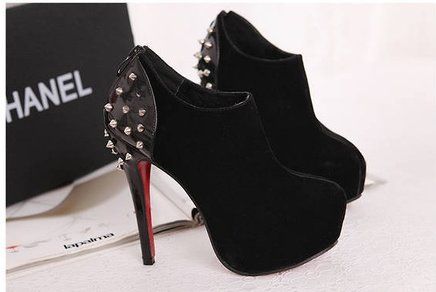 Ankle Boot Camurça Cano Baixo com Spikes