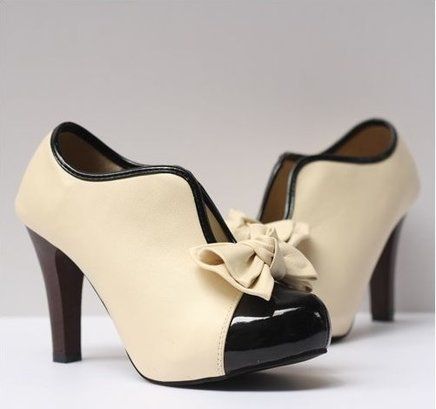 Sapato Salto Alto Bege com Preto e Laço Decorativo