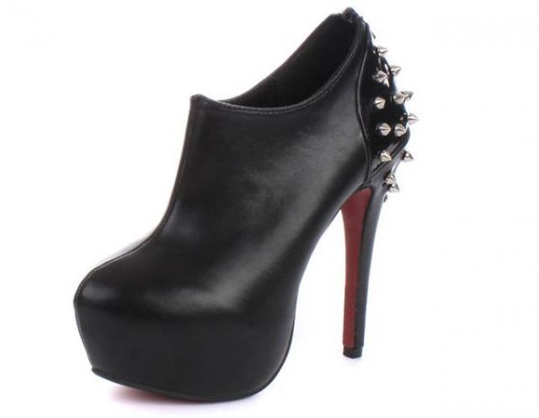 Bota Couro Cano Baixo com Spikes