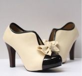 Sapato Salto Alto Bege com Preto e Laço Decorativo